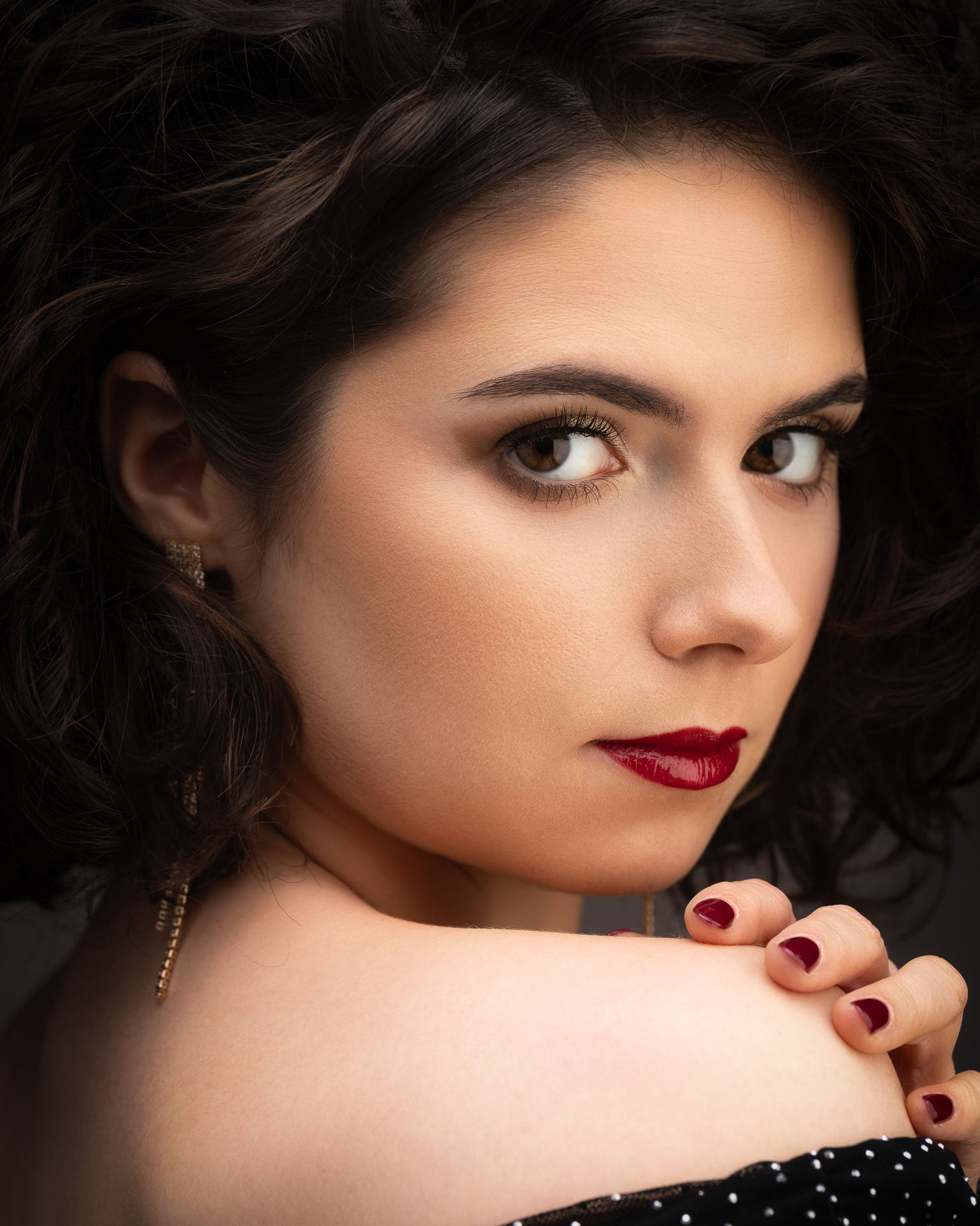 Sesja kobieca Wrocław. Portret kobiety w studio, miękkie światło, czerwone usta.