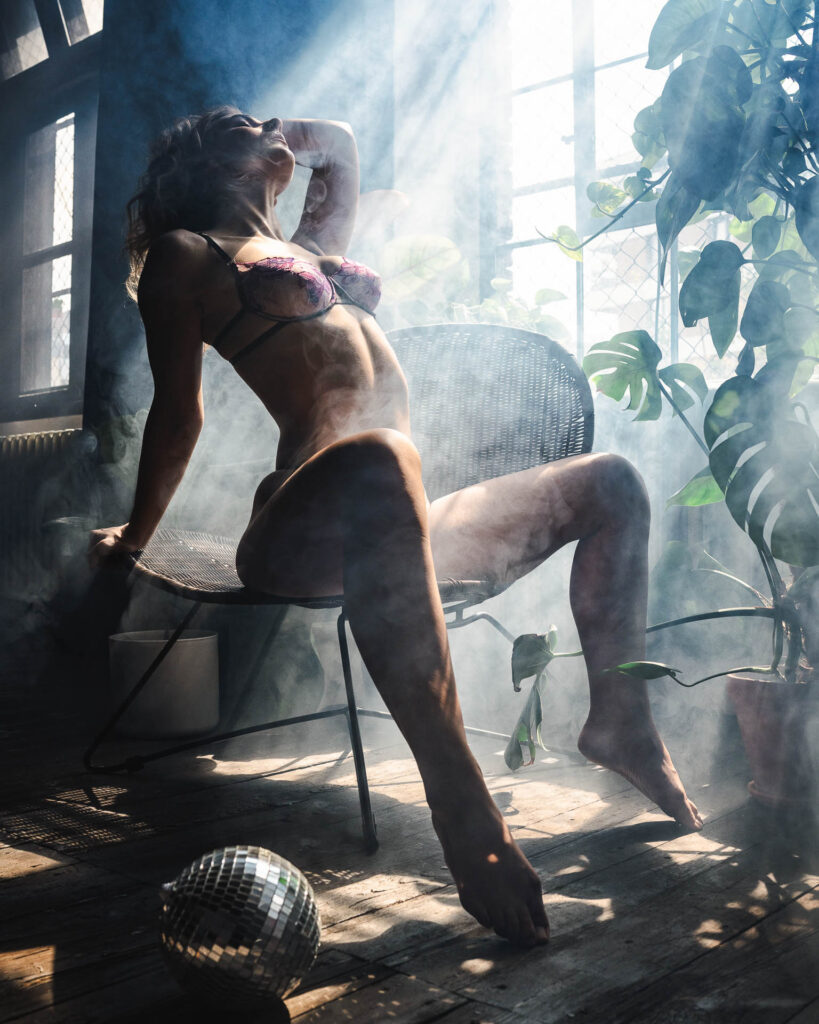 Sesja kobieca Wrocław. Sesja sensual w bieliźnie, światło z okna, dymna atmosfera.