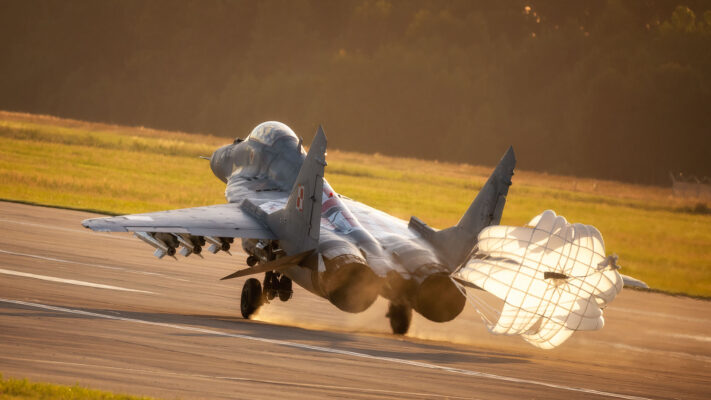 Bazy Lotnicze, MiG29, spadochron hamujący, lądowanie, spfl, fotografia lotnicza