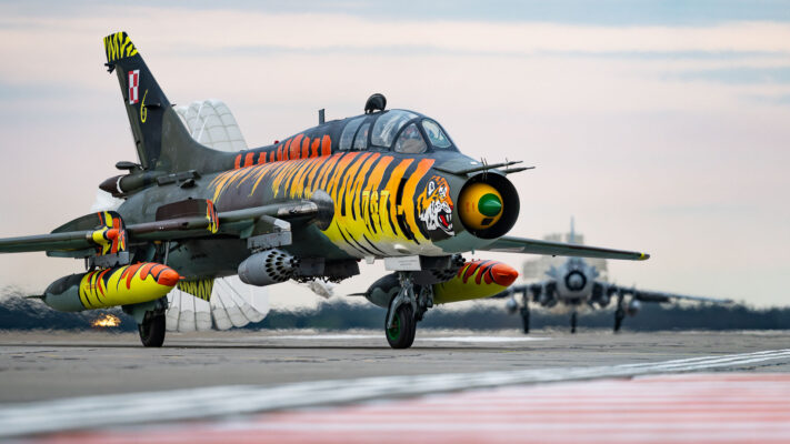 Bazy Lotnicze, Su22, spadochron hamujący, lądowanie, spfl, fotografia lotnicza