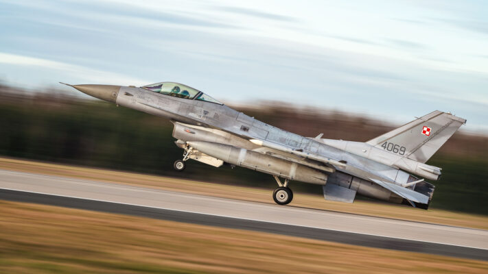 Bazy Lotnicze, F16, panoramowanie, długi czas ekspozycji, lądowanie, spfl, fotografia lotnicza