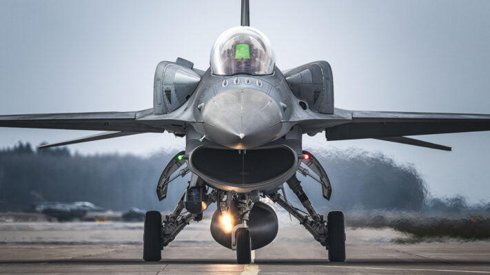 Bazy Lotnicze, F16, kołowanie, ujęcie od przodu, spfl, fotografia lotnicza