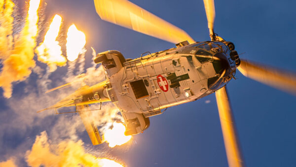 Fotografia lotnicza, pokazy lotnicze - Super Puma, flary - Leszno Antidotum, fotografia lotnicza